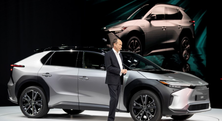 Matt Harrison, prezident a generální ředitel Toyota Motor Europe, a za ním elektromobil bZ4X. foto: Toyota