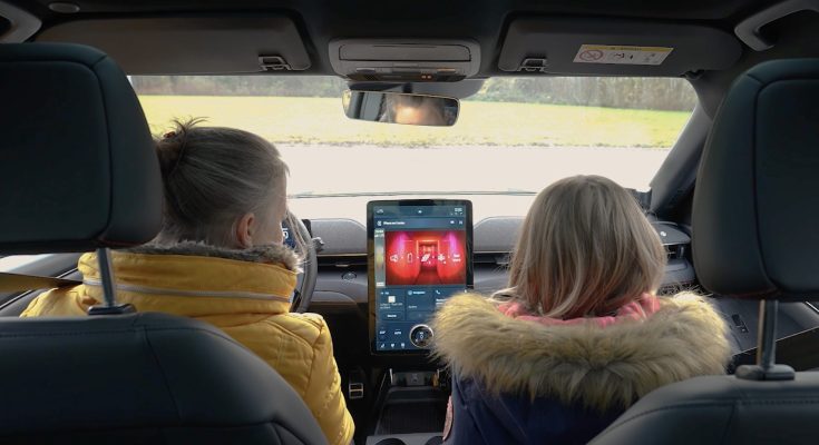 Hra je založená na aplikaci, prostřednictvím specializovaného hardwaru však ovládá také klimatizaci, reproduktory nebo elektrická sedadla ve voze. Technologii použitou k vývoji hry by v budoucnu bylo možné rozvinout do skutečných aftermarketových řešení. foto: Ford