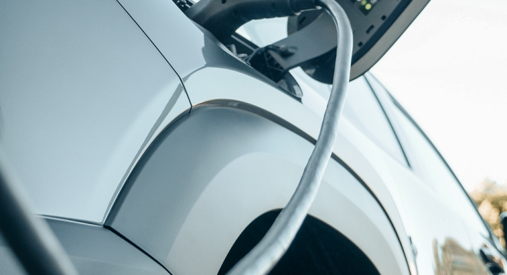 Nabíjení elektromobilu. foto: Pexels
