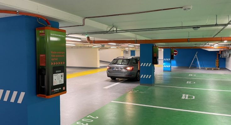 V Národním divadle můžou v jednu chvíli čerpat energii čtyři elektromobily. Původní dobíjecí stojan ČEZ fungoval v garážích první scény od roku 2014. foto: ČEZ