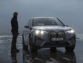 Aktuálně BMW představilo třetí, ještě výkonnější modelovou variantu své nové technologické vlajkové lodi: elektromobil BMW iX M60. foto: BMW