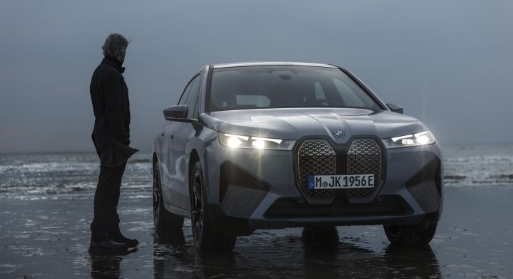 Aktuálně BMW představilo třetí, ještě výkonnější modelovou variantu své nové technologické vlajkové lodi: elektromobil BMW iX M60. foto: BMW