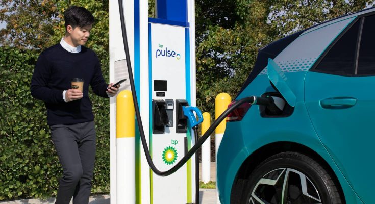 Nabíjení elektromobilu u nabíjecí stanice BP pulse. foto: BP