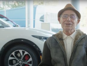 Pedro García ze Španělska si v 87 letech pořídil svůj první elektromobil, model Ford Mustang Mach-E. foto: Ford