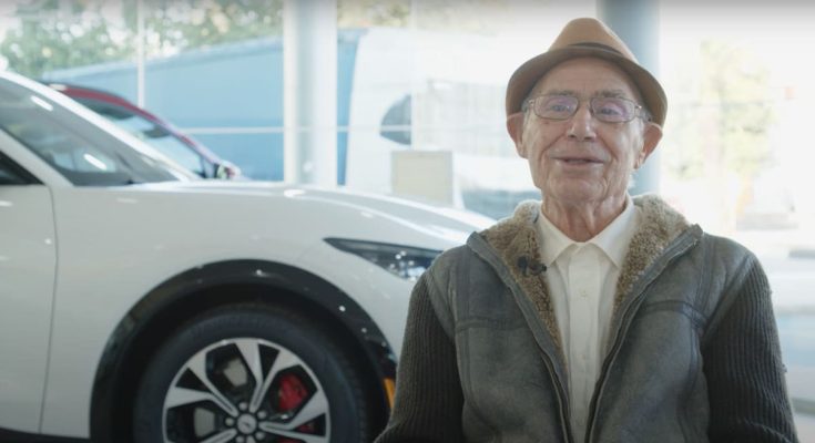 Pedro García ze Španělska si v 87 letech pořídil svůj první elektromobil, model Ford Mustang Mach-E. foto: Ford