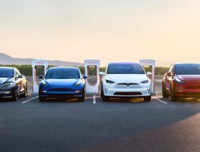 Elektromobily Tesla Model 3 a Model Y jdou celosvětově na dračku. Letos Tesla rozšíří výrobní kapacitu o další stovky tisíc aut ročně a mohla by dosáhnout až na 1,5 milionu aut. foto: Tesla