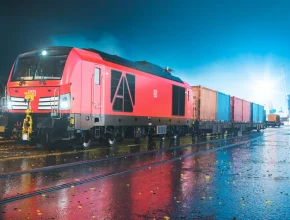 Nejnovější dvouzdrojové lokomotivy Vectron Dual Mode umožňují jet i poslední míli na elektřinu. foto: Siemens Mobility