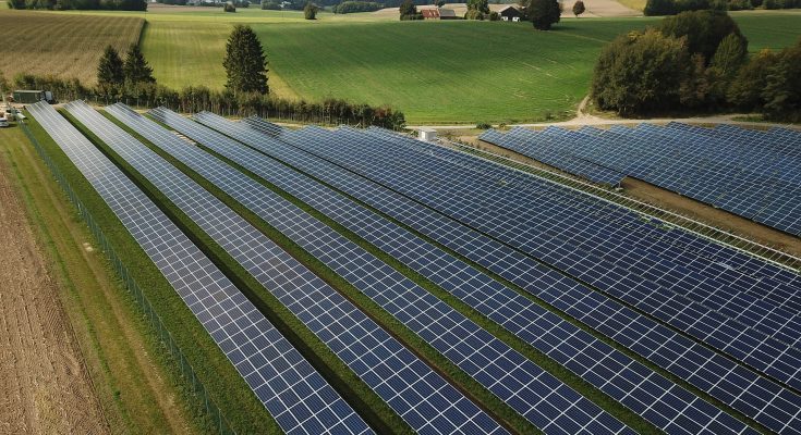 Fotovoltaická solární elektrárna na poli. foto: fabersam, licence Pixabay