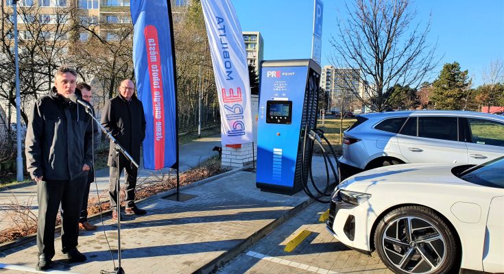 Hypercharger Alpitronic je umístěn na Praze 11, nedaleko nájezdu na dálnici D1 Praha – Šeberov, na parkovišti v ulici U Kunratického lesa 1801. Stanice umožňuje dobíjet výkonem 300 kW. foto: PRE