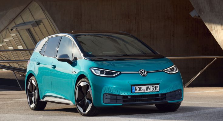 Jak výhodné je spojení vlastní střešní fotovoltaické elektrárny a elektromobilu? Na konkrétním příkladu to ukazuje Luděk Niedermayer. foto: Volkswagen