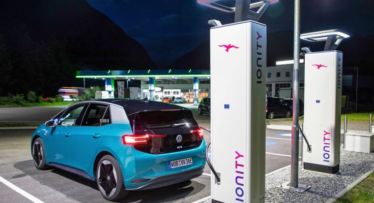 Elektromobil Volkswagen ID.3 se nabíjí u nabíjecí stanice Ionity. Německo směle kráčí směrem k elektromobilní budoucnosti. Do roku 2030 bude většina nově prodaných aut na elektřinu. foto: Volkswagen