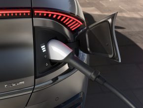 Nabíjení elektromobilu Kia EV6 na nabíjecí stanici. foto: Kia