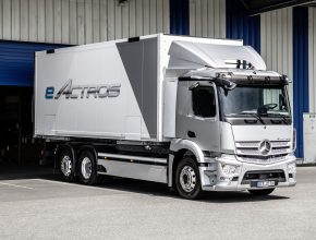 První sériově vyráběný elektrický náklaďák Mercedes-Benz eActros sjel 7. října z montážní linky střediska Future Truck Center ve výrobním závodě Mercedes-Benz Wörth.