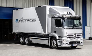 První sériově vyráběný elektrický náklaďák Mercedes-Benz eActros sjel 7. října z montážní linky střediska Future Truck Center ve výrobním závodě Mercedes-Benz Wörth.