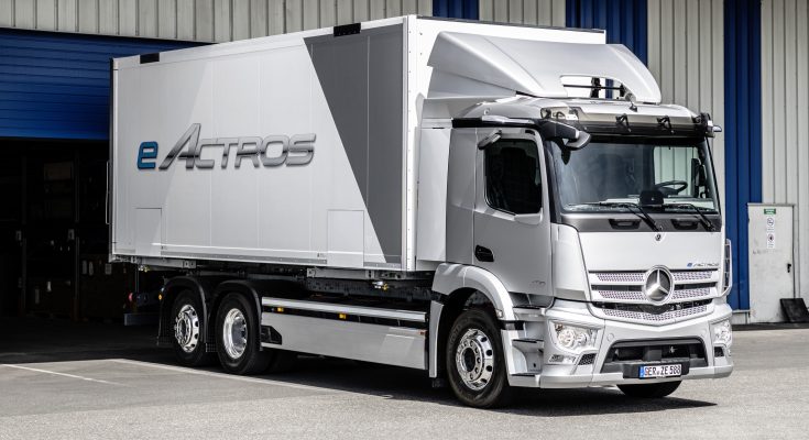 První sériově vyráběný elektrický náklaďák Mercedes-Benz eActros sjel 7. října z montážní linky střediska Future Truck Center ve výrobním závodě Mercedes-Benz Wörth.