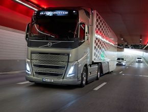 Společnost Volvo Trucks poskytuje kompletní přepravní řešení pro náročné zákazníky. Součástí její nabídky je široká škála vozidel pro městskou, regionální, dálkovou, ale i těžkou nákladní přepravu. Zákazníci mohou využít globální sítě obchodních zastoupení čítající 2 200 servisních středisek sídlících ve více než 130 zemích. Nákladní vozidla Volvo se vyrábí ve 13 zemích. V roce 2021 se celosvětově prodalo přibližně 123 000 nákladních vozidel Volvo.
