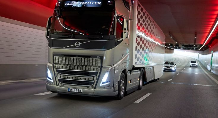 Společnost Volvo Trucks poskytuje kompletní přepravní řešení pro náročné zákazníky. Součástí její nabídky je široká škála vozidel pro městskou, regionální, dálkovou, ale i těžkou nákladní přepravu. Zákazníci mohou využít globální sítě obchodních zastoupení čítající 2 200 servisních středisek sídlících ve více než 130 zemích. Nákladní vozidla Volvo se vyrábí ve 13 zemích. V roce 2021 se celosvětově prodalo přibližně 123 000 nákladních vozidel Volvo.