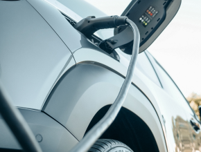 Zájem o nová auta roste, ojeté elektromobily představují pro řidiče neznámou. foto: Pexels