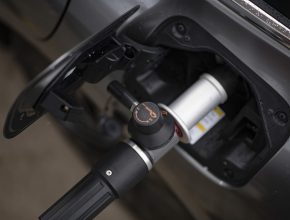 Tankování vodíku do vodíkového auta Toyota Mirai. foto: Toyota