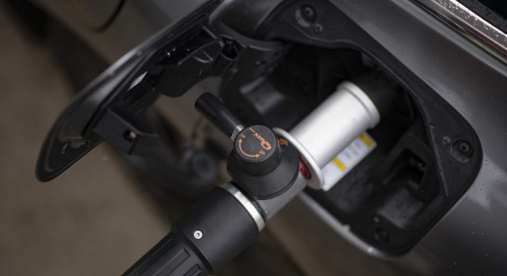 Tankování vodíku do vodíkového auta Toyota Mirai. foto: Toyota