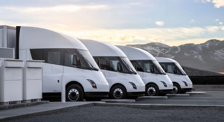 Rodinka čtyř nových elektrotahačů Tesla Semi se testuje a slouží kolem gigafactory Nevada. foto: Tesla