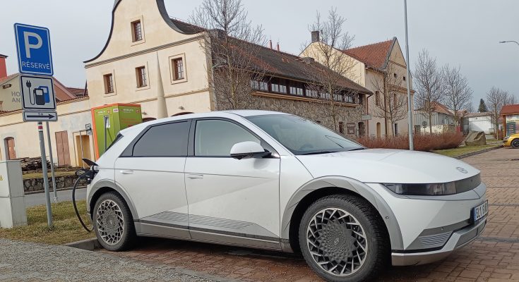 Jedno opatření samo o sobě proti snižování emisí a energetické náročnosti nic nezmůže. Kombinace mnoha ale už může skutečně pomoci. foto: Hybrid.cz