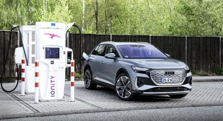 Elektromobil Audi Q4 e-tron u nabíjecí stanice. foto: Audi