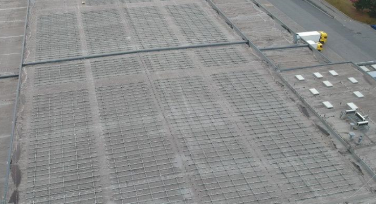 Výstavba nové velké střešní solární elektrárny na skladu společnosti Billa. foto: ČEZ ESCO