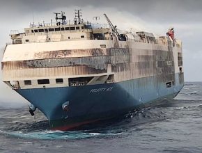Poškozená nákladní loď Felicity Ace přepravující asi 4000 nových aut od Volkswagenu se potopila. foto: Electrek.co