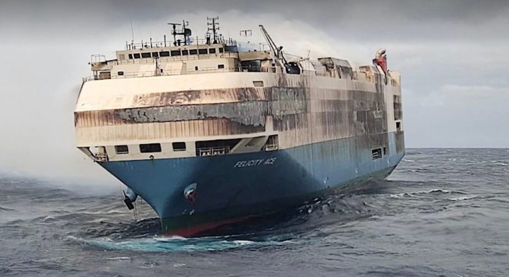 Poškozená nákladní loď Felicity Ace přepravující asi 4000 nových aut od Volkswagenu se potopila. foto: Electrek.co