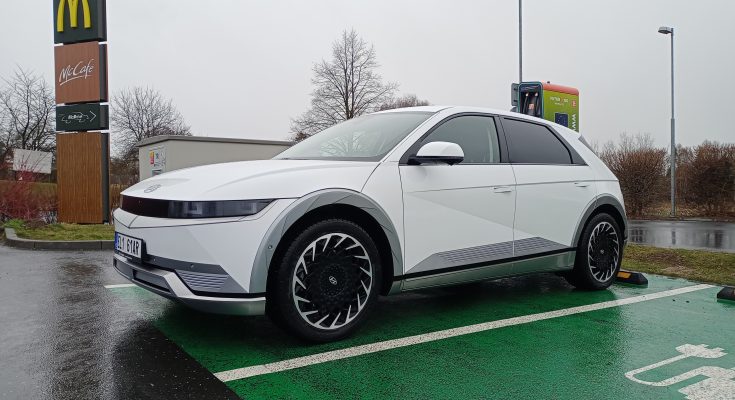 Elektromobil Hyundai Ioniq 5 u nabíjecí stanice ČEZ u prodejny McDonalds. foto: Hybrid.cz