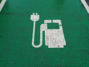 Parkovací stání s nabíjecí stanicí pro elektromobily. foto: Hybrid.cz