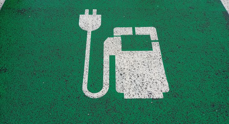 Parkovací stání s nabíjecí stanicí pro elektromobily. foto: Hybrid.cz