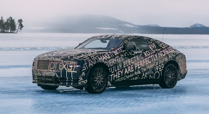 Emocionální design, rozměry a „dělené“ světlomety vytvářejí z vozu duchovního nástupce modelu Phantom Coupé. foto: Rolls-Royce