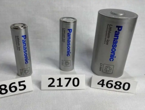 Tři generace bateriových článků Panasonic vedle sebe. foto: Panasonic