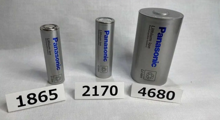Tři generace bateriových článků Panasonic vedle sebe. foto: Panasonic