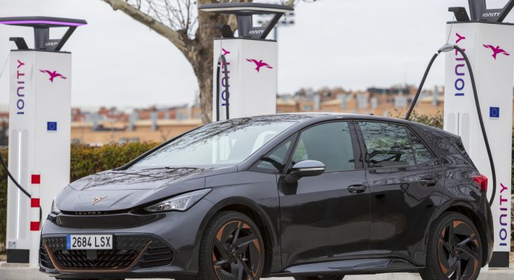 Elektromobil Cupra Born vycházející z modelu Volkswagen ID.3 u nabíjecí stanice Ionity.foto: Cupra