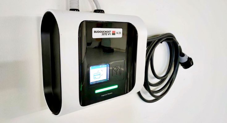 Nástěnné nabíjecí stanice (wallbox) pro Komerční banku a její flotilu více než 100 elektromobilů Škoda Enyaq iV. foto: ChargeUp