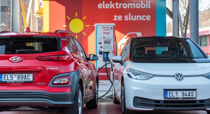 U prodejny Penny na pražském Lehovci najdou elektromobilisté nově solární nabíjecí stanici. foto: E.ON