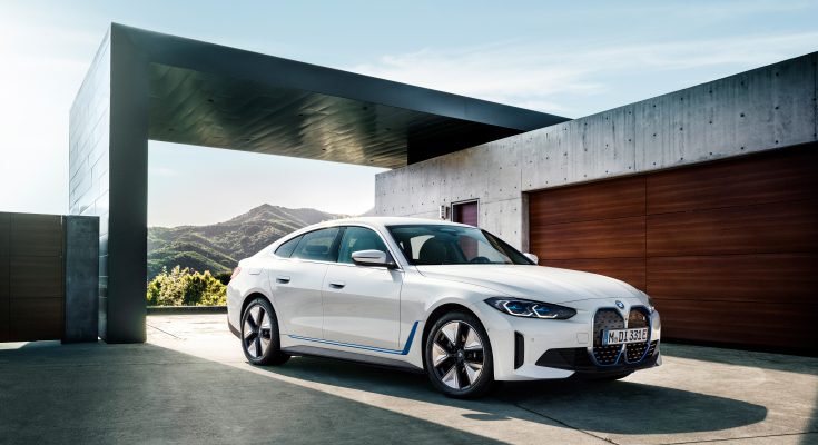 Elektromobil BMW i4 je vybaven baterií o kapacitě 83,9 kWh (celkem, 80,7 kWh využitelných). Cena elektromobilu BMW i4 v Česku začíná na 1 453 400 Kč. foto: BMW