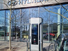 Sicharge D patří mezi nejvýkonnější stanice na trhu. Disponuje maximální účinností až 96 %, podporuje napětí od 150 V do 1 000 V a proudem až 1 000 A.