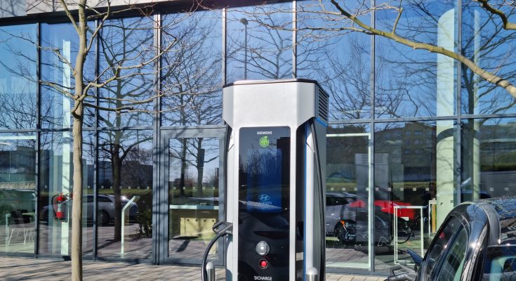 Sicharge D patří mezi nejvýkonnější stanice na trhu. Disponuje maximální účinností až 96 %, podporuje napětí od 150 V do 1 000 V a proudem až 1 000 A.
