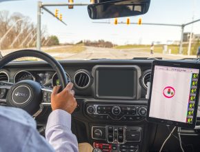 Technologie 5G sítí mají pomoct zlepšit bezpečnosti na silnicích i v jejich okolí. foto: Stellantis