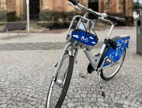 Projekt sdílení kol ve Vrchlabí inicioval Nadační fond Škoda Auto, s jehož finanční podporou jsou sdílené bicykly dostupné již čtvrtým rokem v Mladé Boleslavi a okolí a druhou sezonu na Rychnovsku.