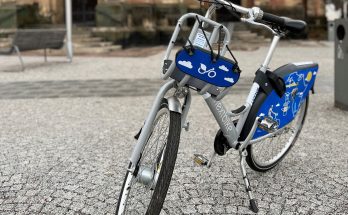 Projekt sdílení kol ve Vrchlabí inicioval Nadační fond Škoda Auto, s jehož finanční podporou jsou sdílené bicykly dostupné již čtvrtým rokem v Mladé Boleslavi a okolí a druhou sezonu na Rychnovsku.