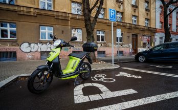 Speciální parkovací místo pro elektroskútry, jízdní kola a elektrokoloběžky místo na pražském Ortenově náměstí. foto: BeRider