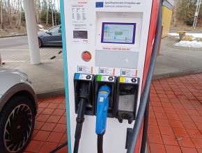 Nabíjecí stanice E.ON ve Vystrkově. foto: Hybrid.cz