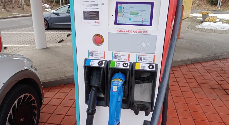 Nabíjecí stanice E.ON ve Vystrkově. foto: Hybrid.cz