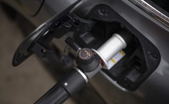 Tankování vodíku do vodíkového auta. foto: Toyota