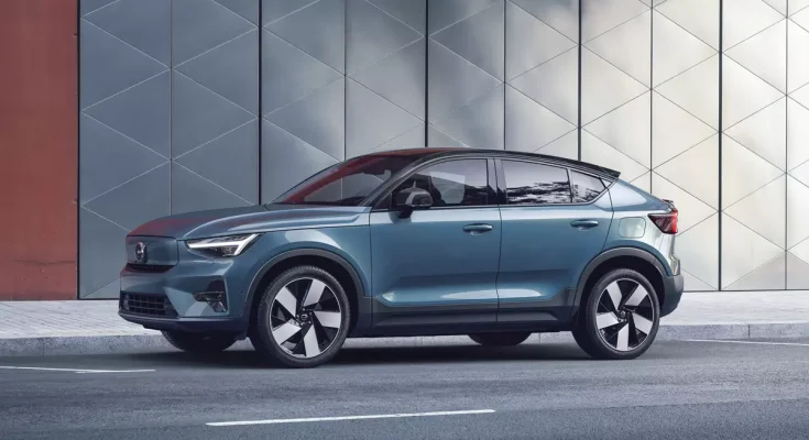 Nejnovější elektromobil Volvo Recharge C40 v barvě "Fjord Blue". foto: Volvo Cars